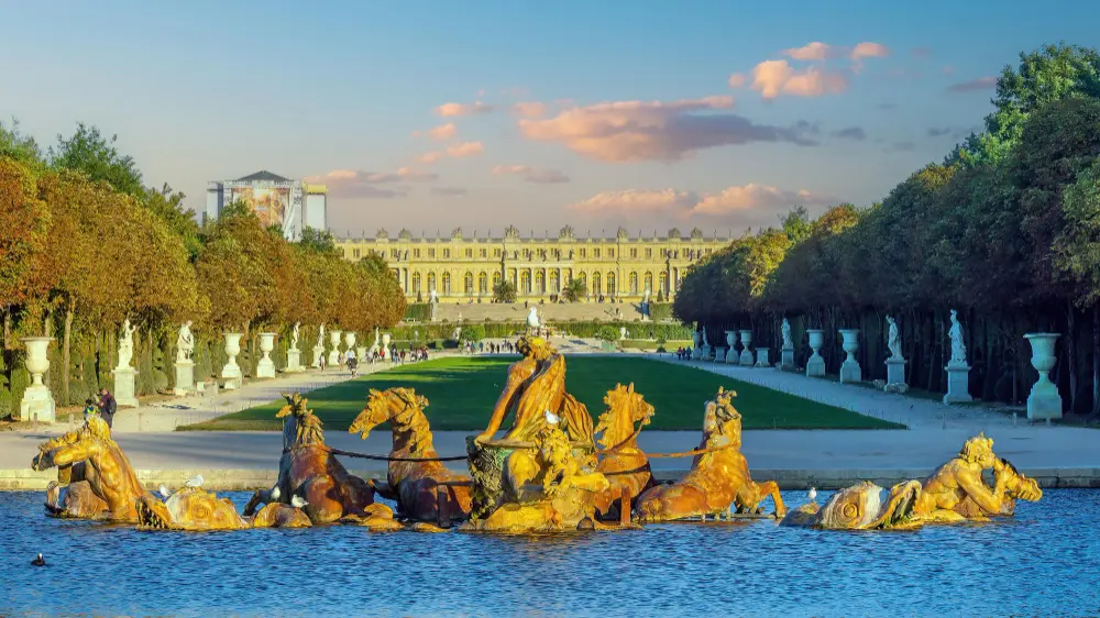 Garden of chateau de versailles and apollo's fountain